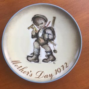 Hummel Mother’s Day 1972 Plate